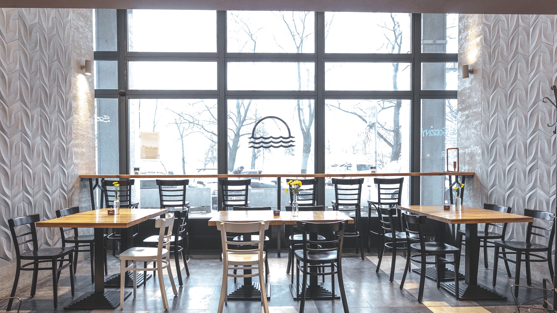 Płytka dekoracyjna strukturalna Rival w aranżacji ściany restauracji.